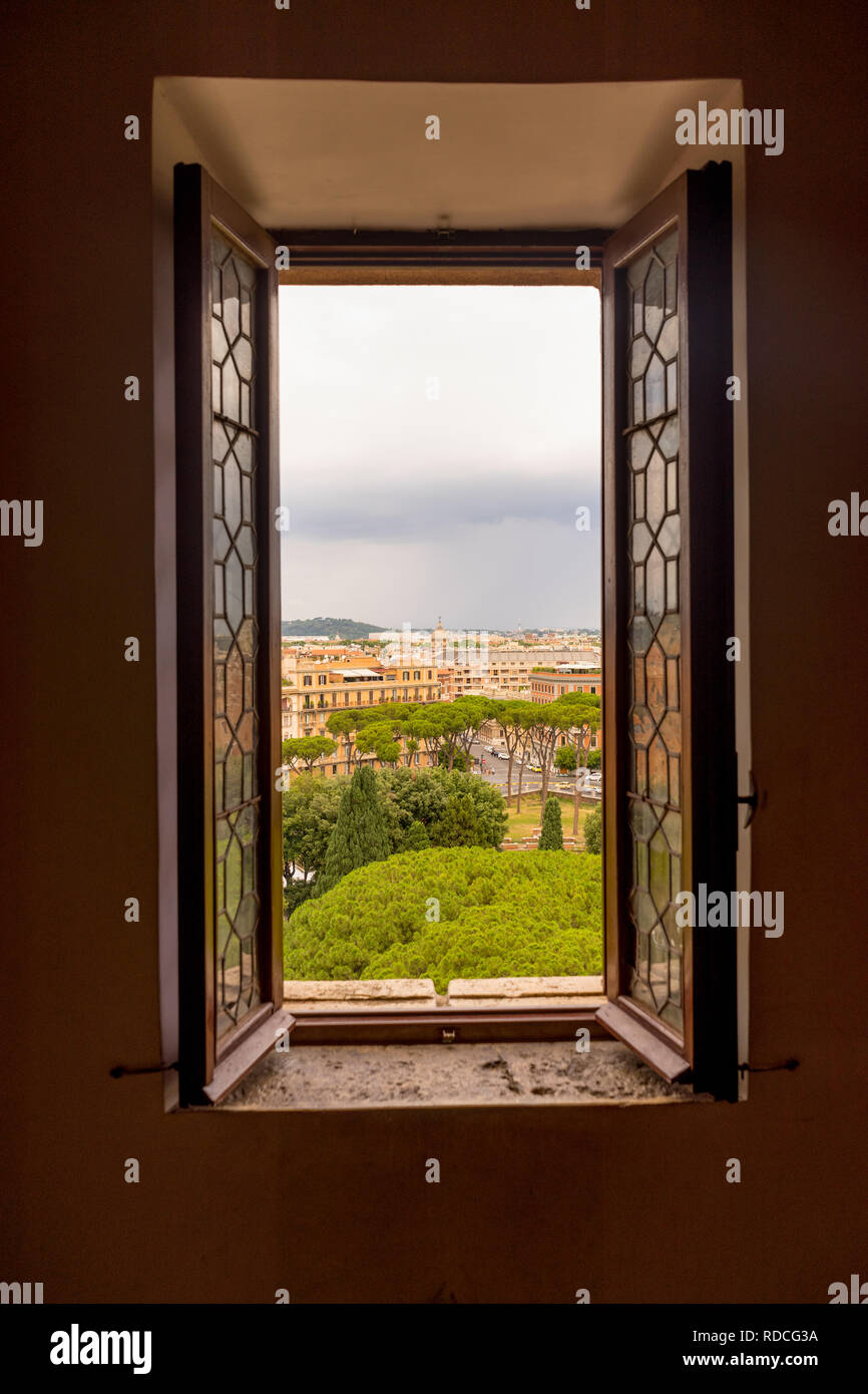 Roma, Italia - 23 Giugno 2018: Cityscape di Roma visto dalla finestra in  Castel Sant'Angelo, mausoleo di Adriano Foto stock - Alamy