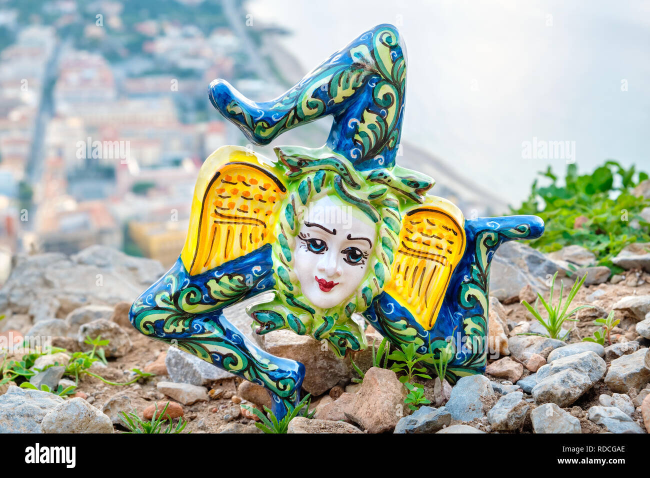 Tradizionale souvenir siciliano - Trinacria in ceramica su una scogliera sopra Cefalu. Sicilia, Italia Foto Stock