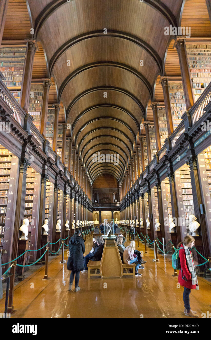 La sala lunga nella biblioteca del Trinity College di Dublino. 15.01.2019 Foto Stock