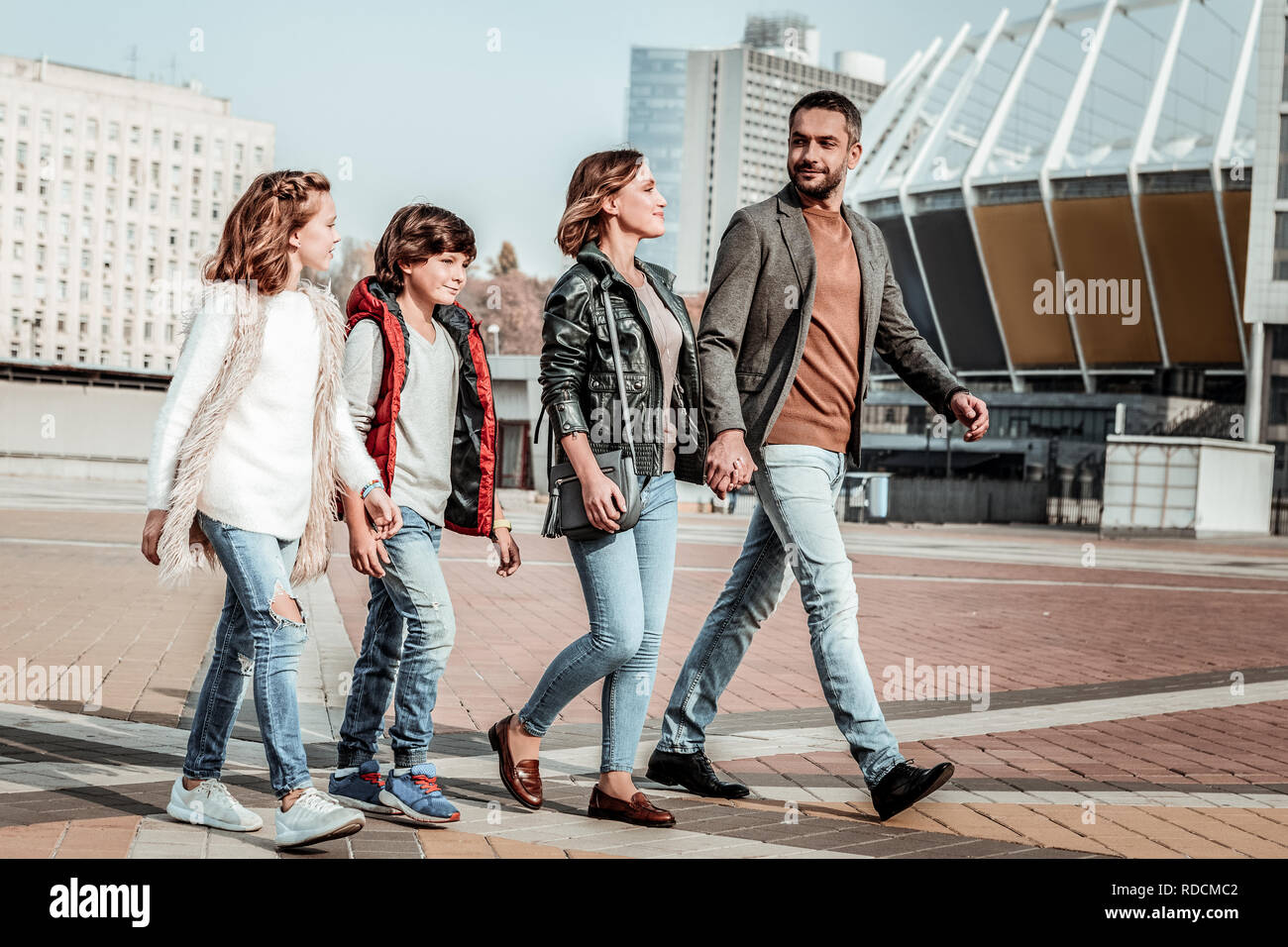 Famiglia passeggiate vicino allo stadio durante i fine settimana Foto Stock
