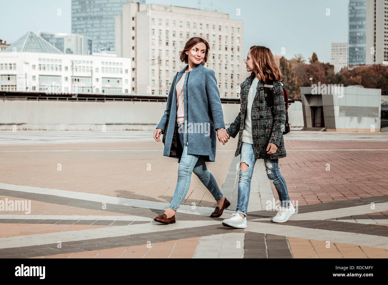 Madre e figlia a piedi il centro della città insieme Foto Stock