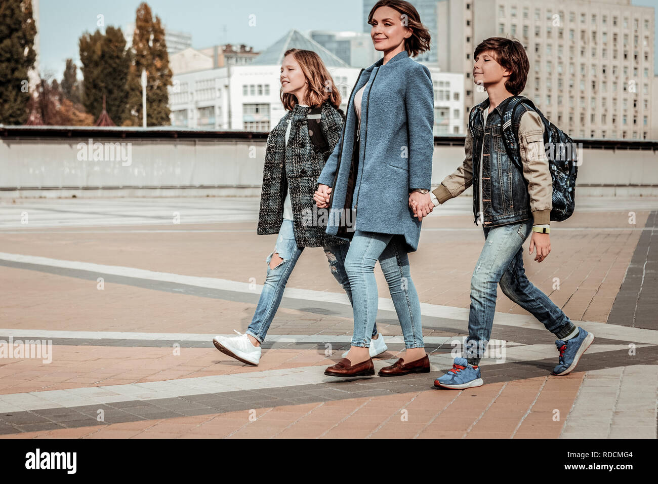 Madre trascorrere il suo tempo libero a piedi con i bambini Foto Stock