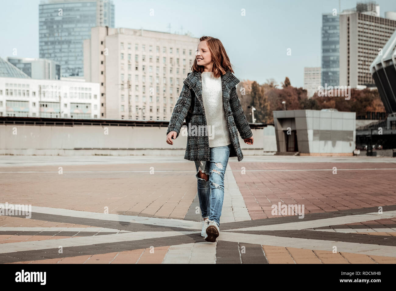 Giovani e indepenent ragazza camminare al centro della città Foto Stock