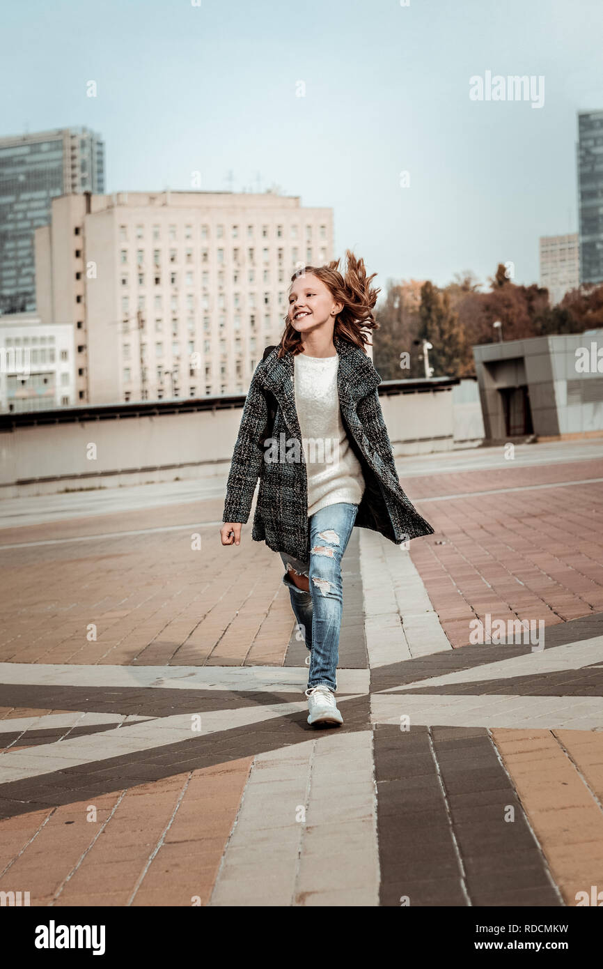 Ragazza giovane tranquillamente a piedi il centro della città Foto Stock