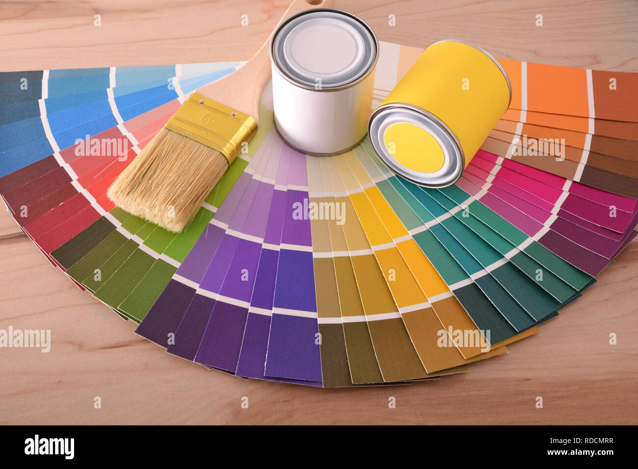 Composizione grafico a colori in vasi di ventola e spazzola su una tavola di legno. Composizione orizzontale. Top vista in elevazione. Foto Stock