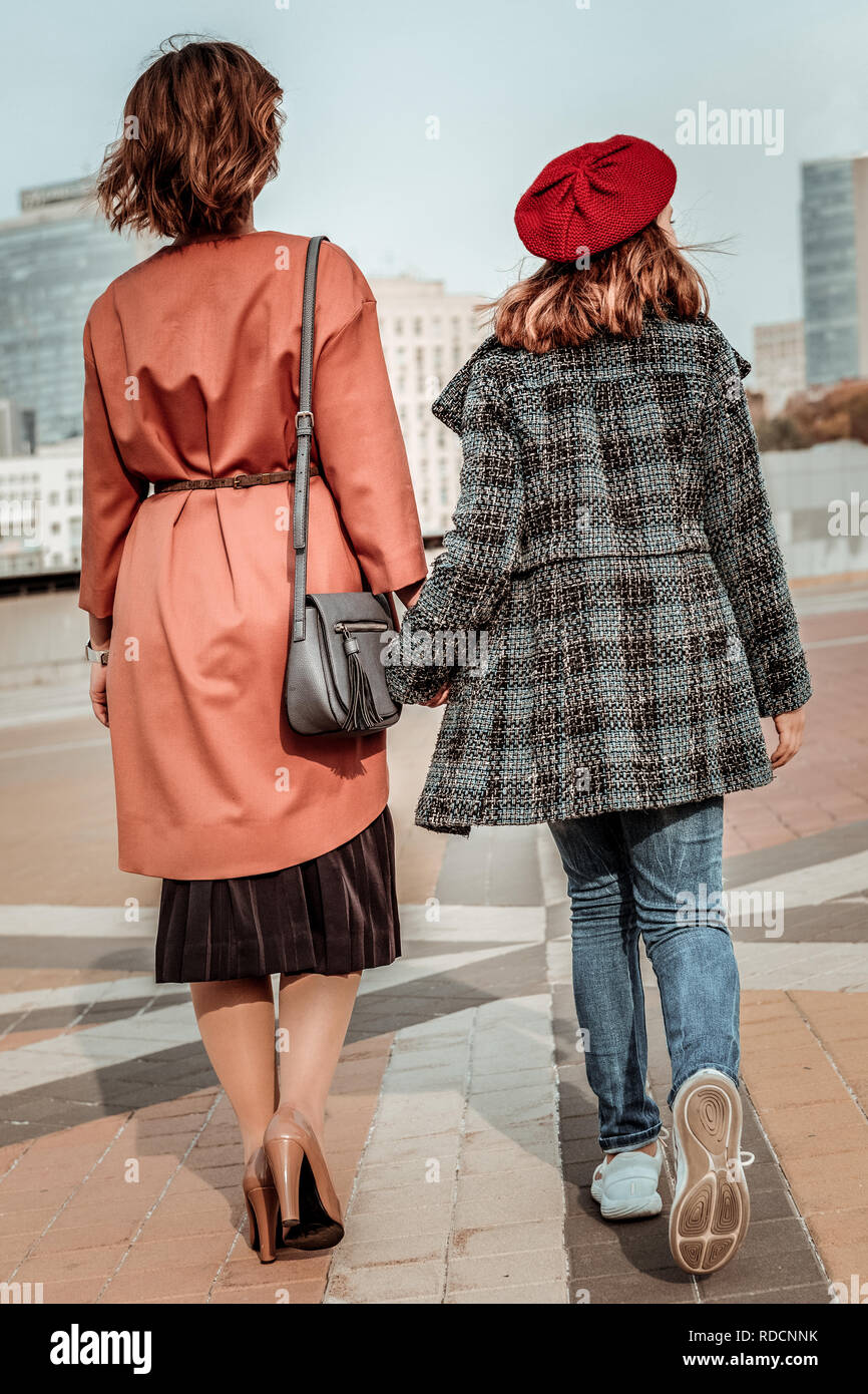 Elegante madre e figlia camminare insieme Foto Stock
