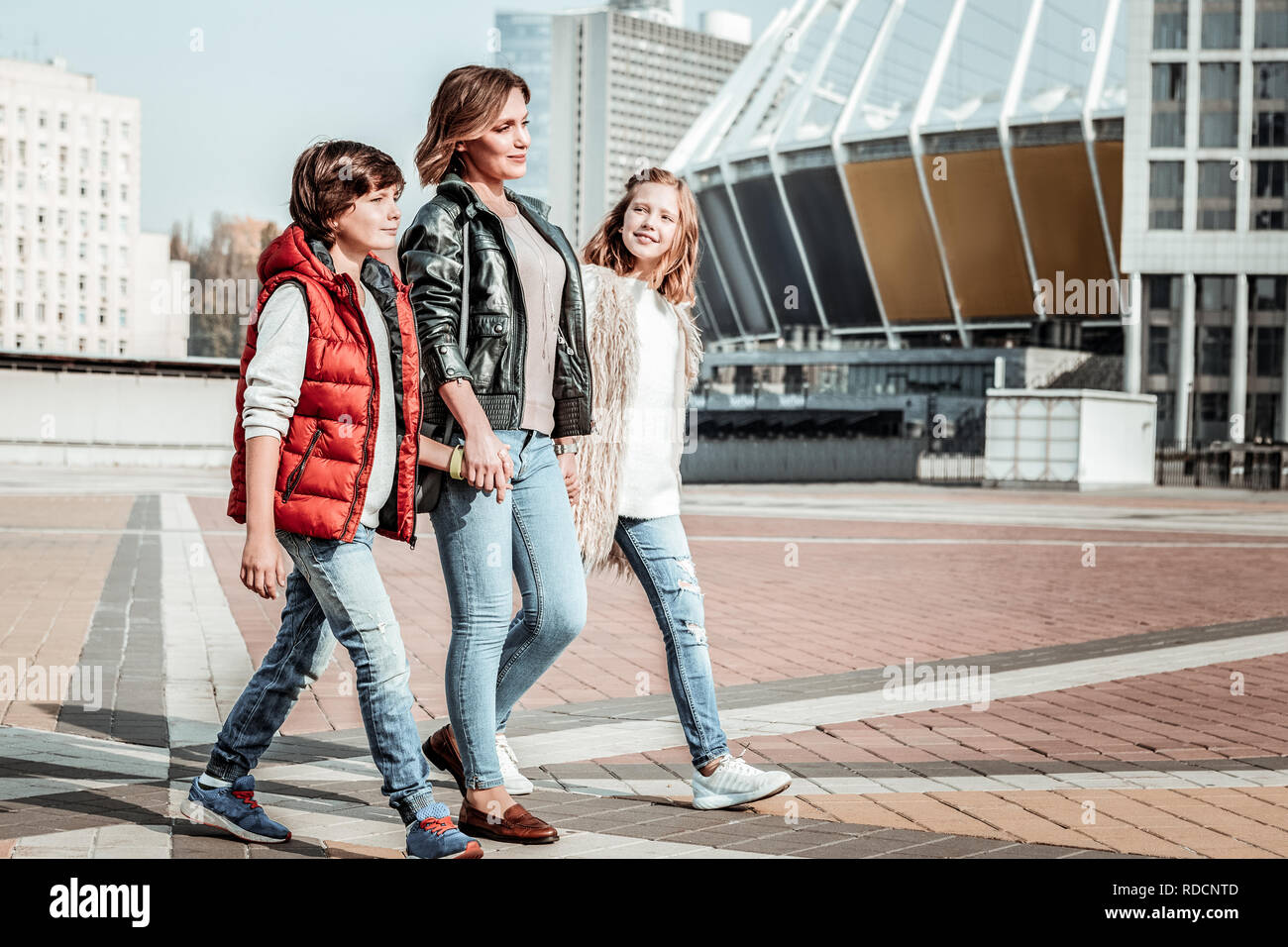 I bambini spendere il loro tempo libero con la loro madre Foto Stock