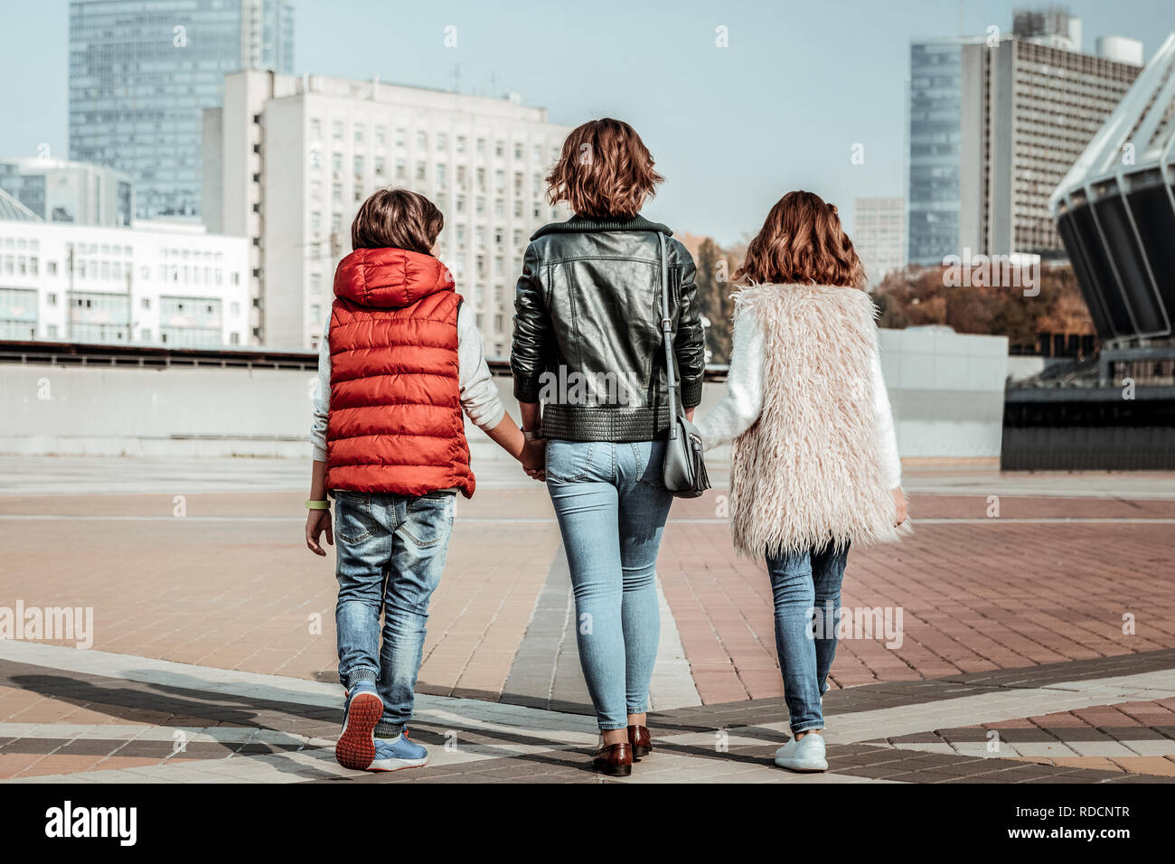 Madre avente un tour della città con i suoi bambini Foto Stock