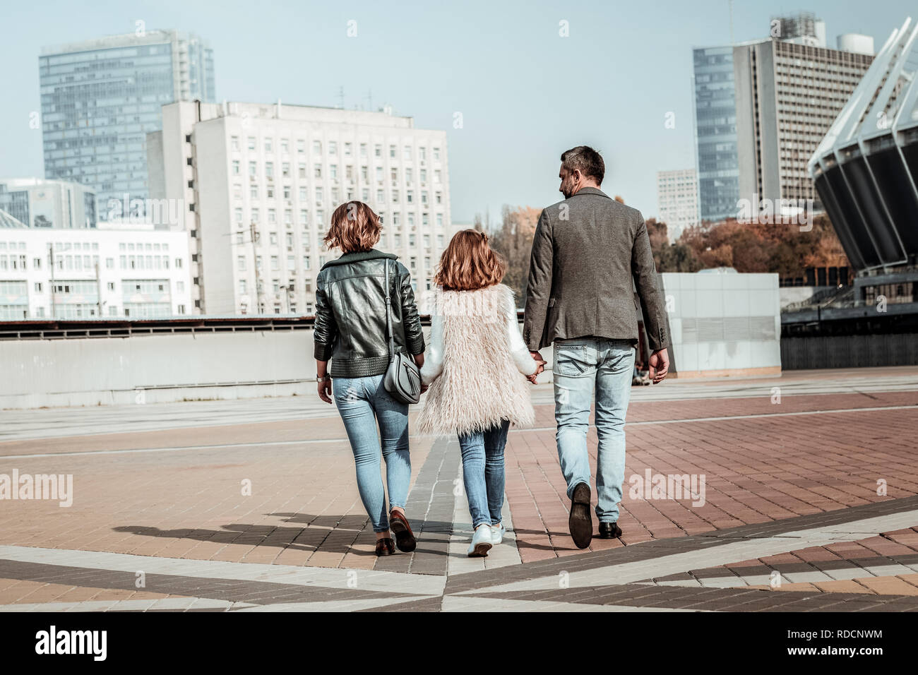 Famiglia avente una gita di famiglia nel centro della città Foto Stock