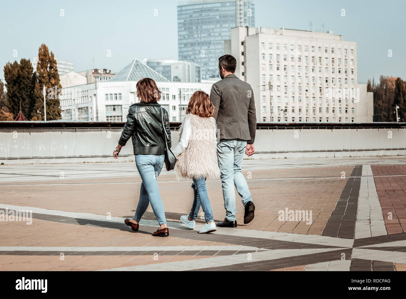 Famiglia attiva avente un tour della città insieme Foto Stock