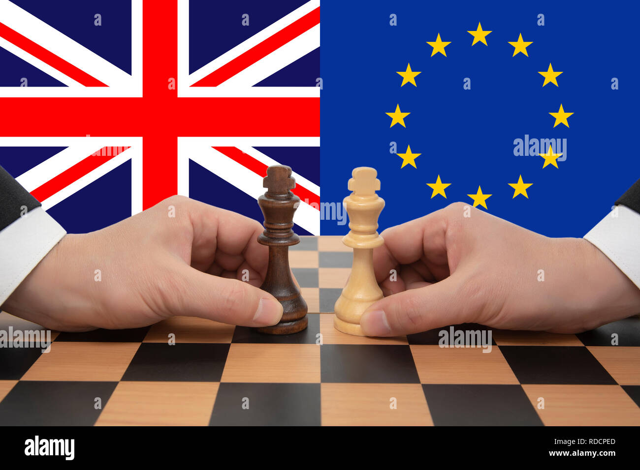 British e Unione europea Brexit negoziati. Partita scacchi a personaggi viventi concetto. Foto Stock