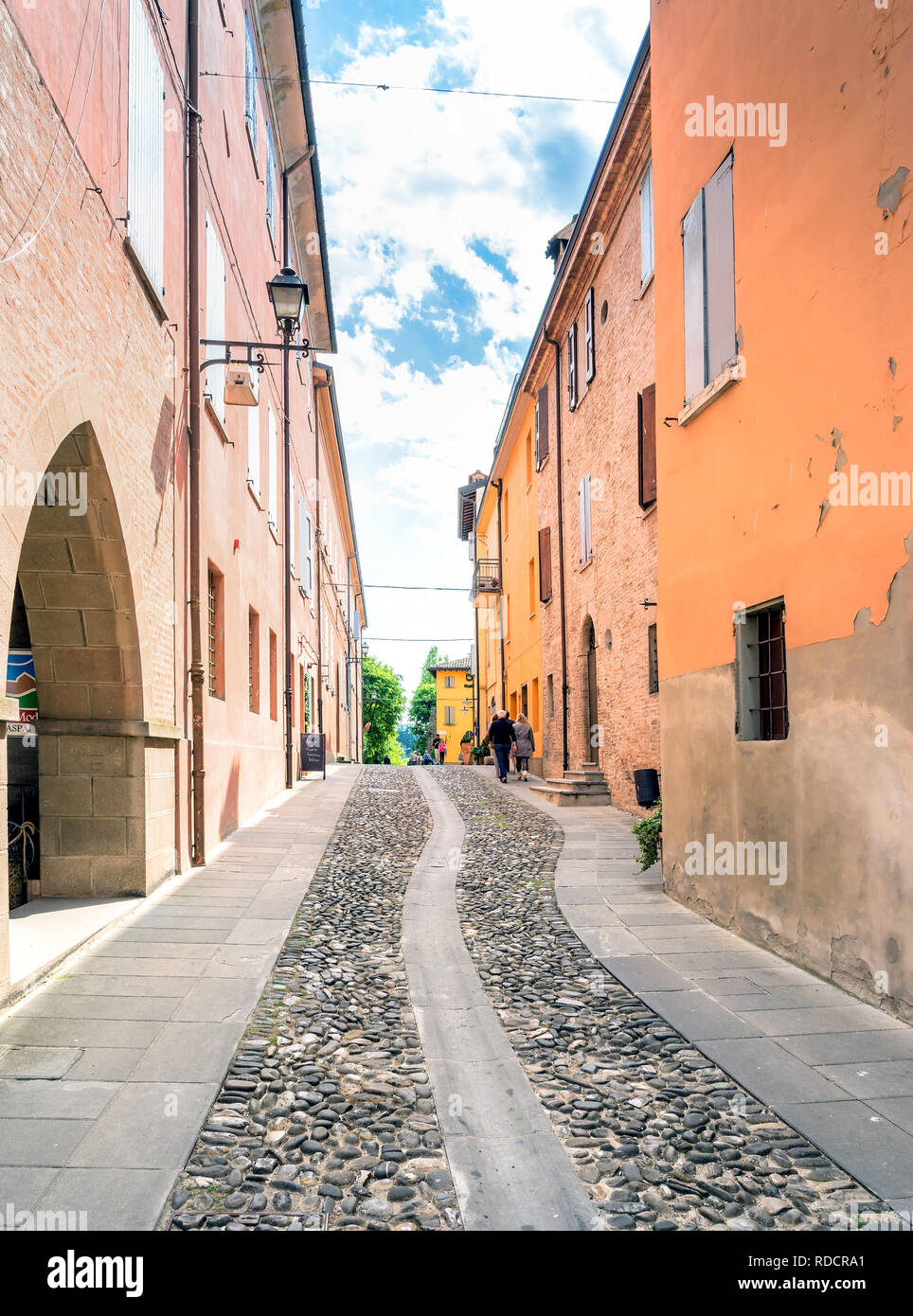 Castelvetro, Italia - 25 Aprile 2017: Street view non identificato con i turisti a Castelvetro di Modena, Italia. Castelvetro è noto per i suoi 6 mediale a Foto Stock