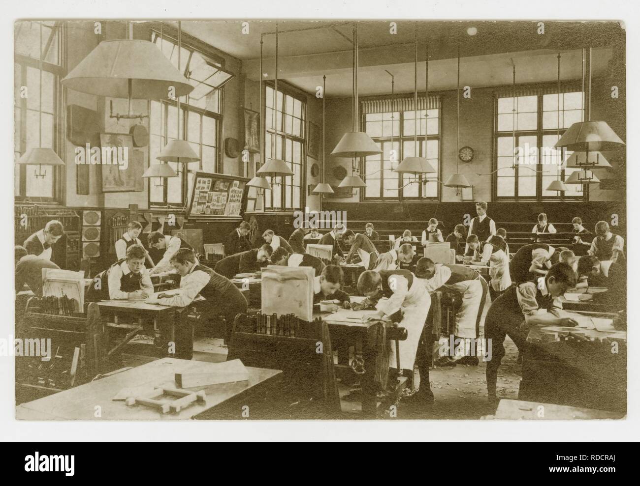 Cartolina edoardiana originale dei primi anni '1900 degli scolari edoardiani che disegnano piani per la lavorazione del legno in una classe, intorno al 1910, Regno Unito Foto Stock Cartolina edoardiana originale dei primi anni '1900 degli scolari edoardiani che disegnano piani per la lavorazione del legno in una classe, intorno al 1910, Regno Unito Foto Stock
