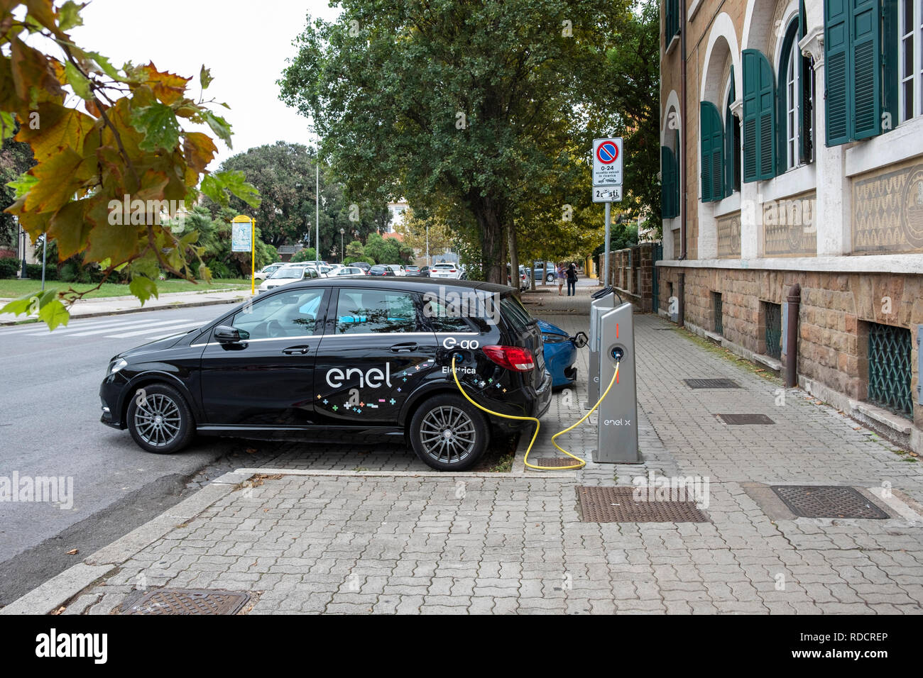 Mercedes-Benz elettrico per l'E-Go auto servizio condividi la ricarica su Enel X stazione di carica di Ostia, un quartiere di Roma. Foto Stock