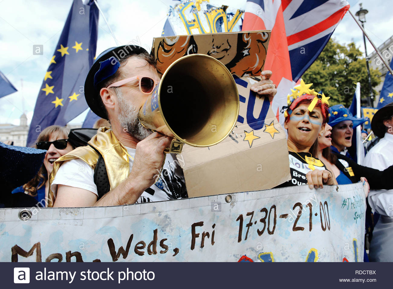 I partecipanti in un anti Brexit marzo a Westminster attendere per il rally per iniziare a Londra. Foto Stock