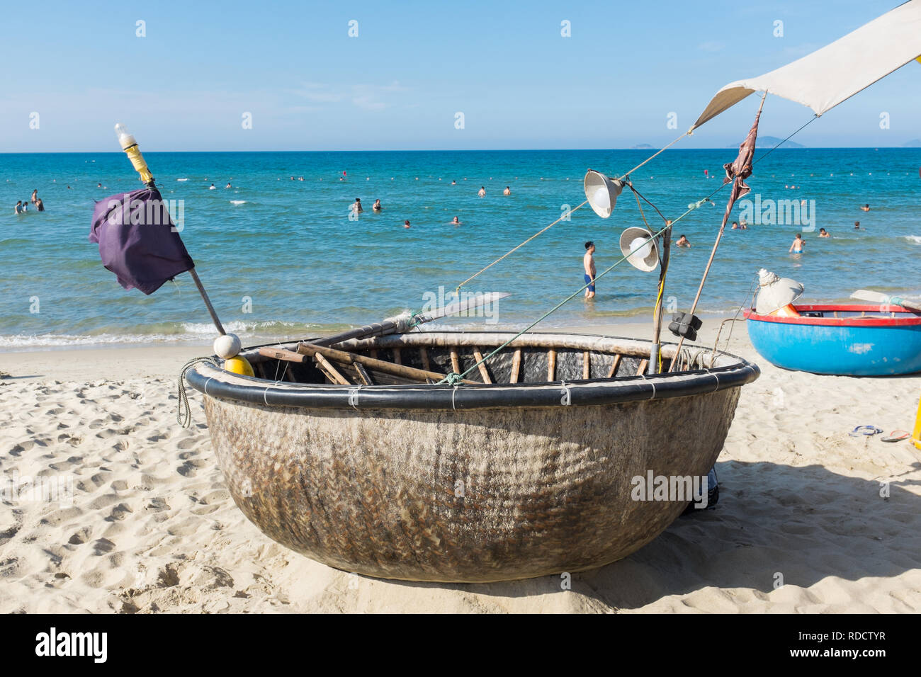 Piccole barche da pesca o coracles seduto sulla spiaggia presso la città vietnamita di Hoi An in Quang Nam Provincia Foto Stock