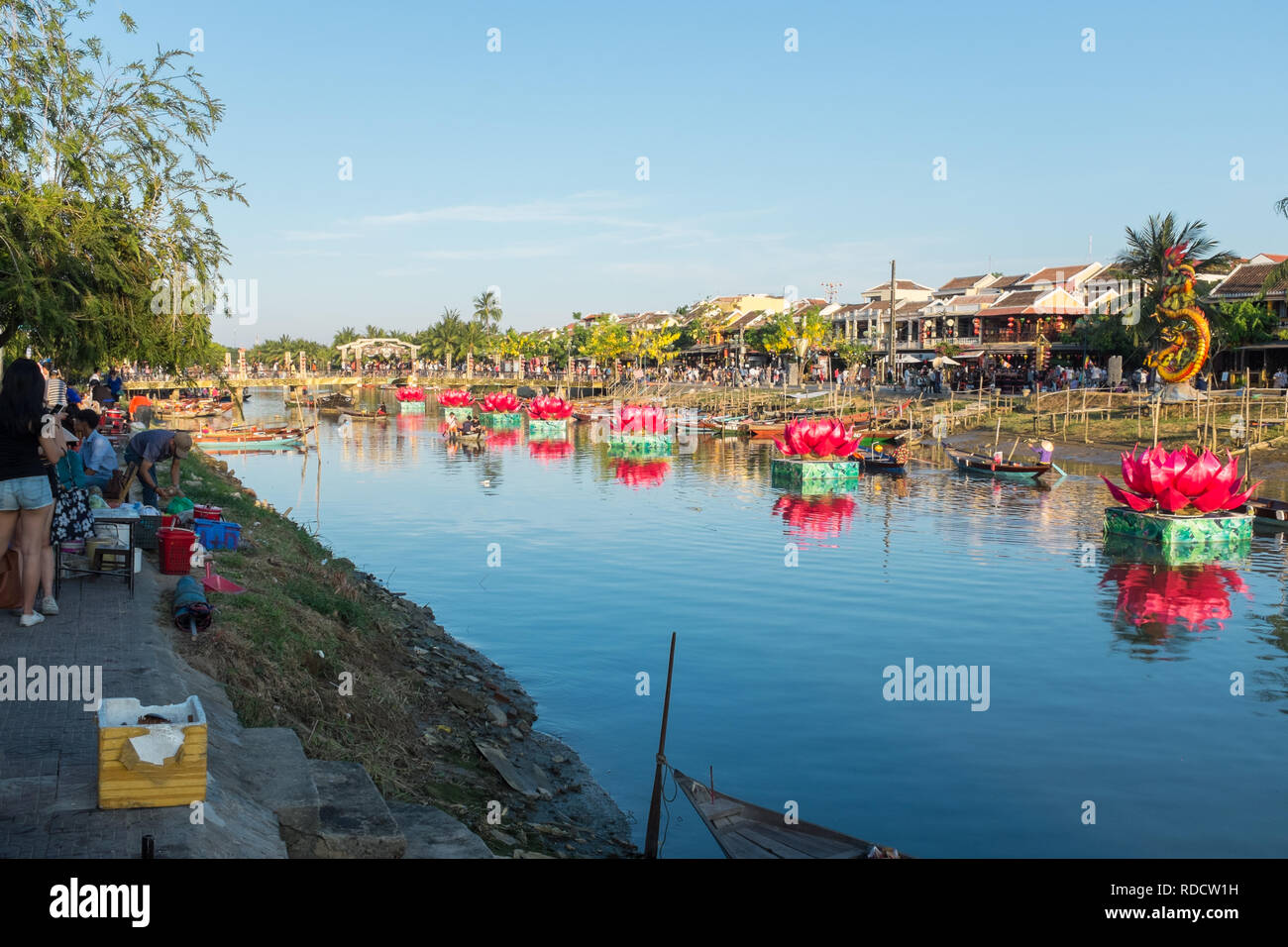 Galleggianti di Decorazione galleggiante sul canal nella città vietnamita di Hoi An in Quang Nam Provincia Foto Stock