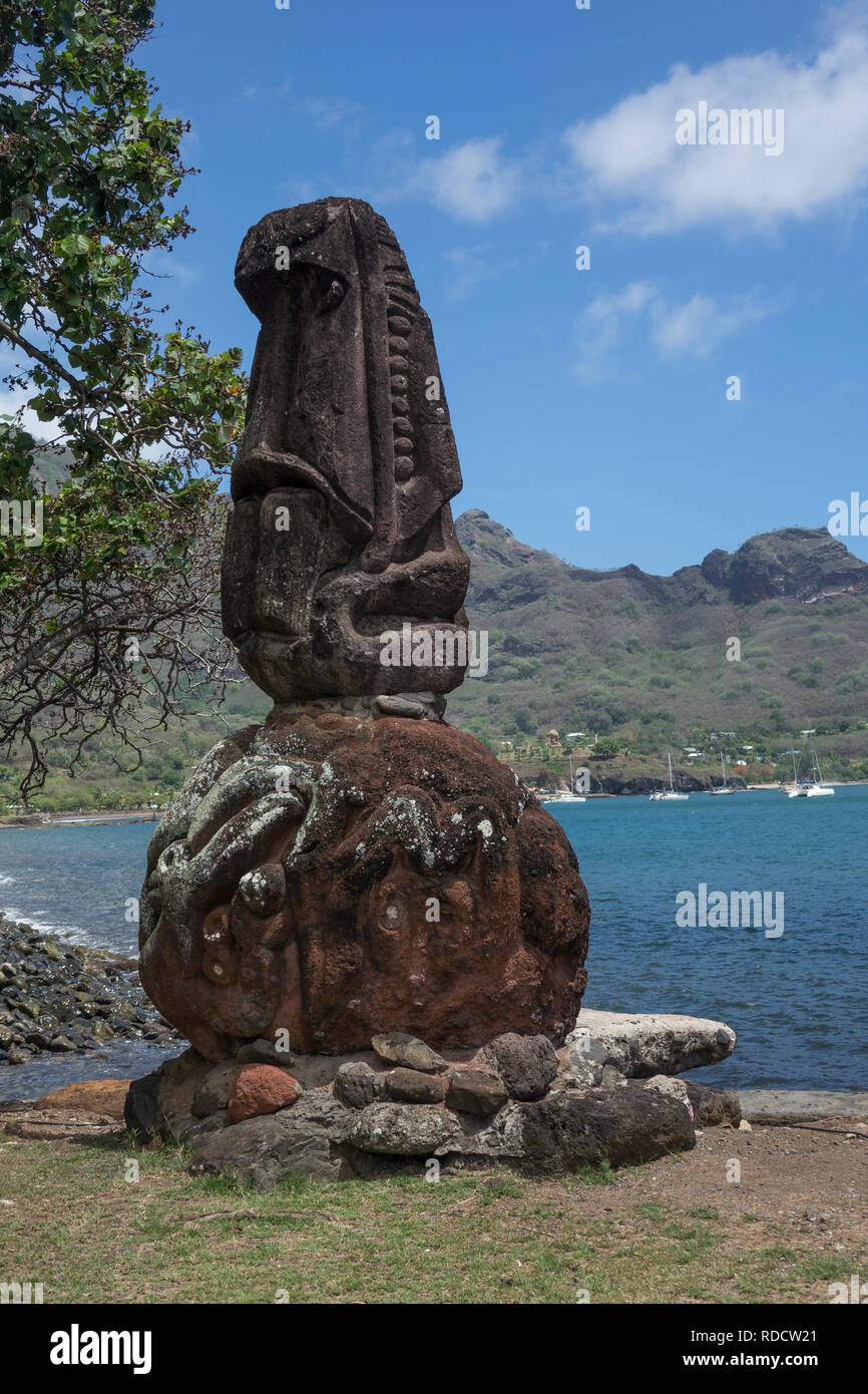 Polinesia francese Isole Marchesi, Nuku Hiva, Taiohae, Tiki statua di pietra su foreshore Foto Stock
