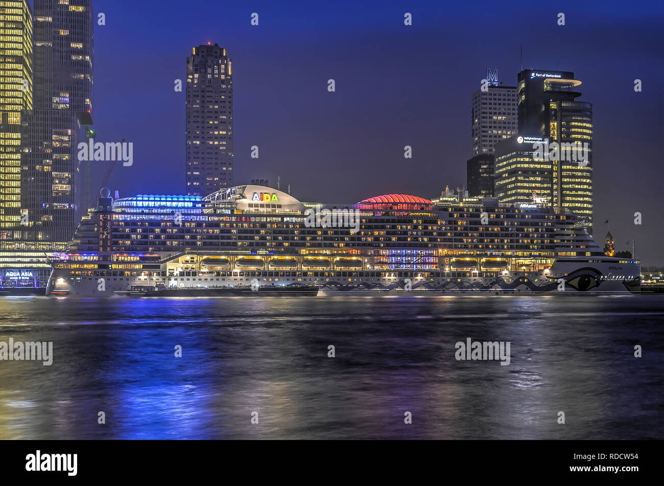 Rotterdam, Paesi Bassi, 22 Dicembre 2016: Grandi cruiseship ormeggiato a Wilhelminapier cruiseterminal con il suo moderno ed alto durante le ore di colore blu Foto Stock