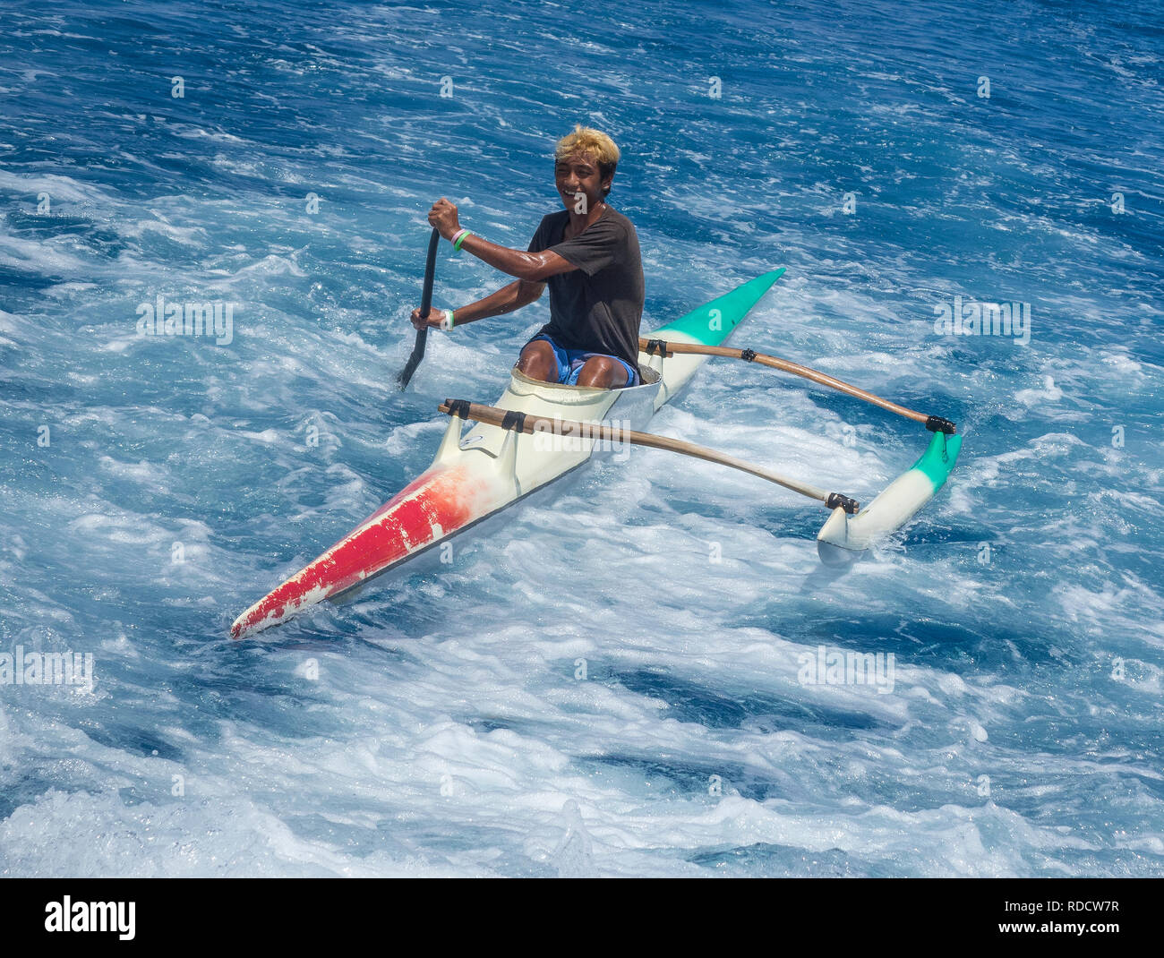 Polinesia francese, Rangiroa Atoll, boy in canoa Foto Stock