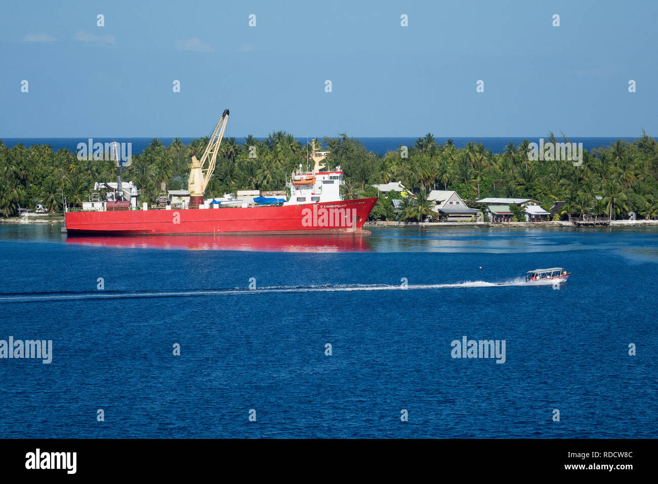 Polinesia francese, Rangiroa Atoll, fornitura nave al molo Foto Stock