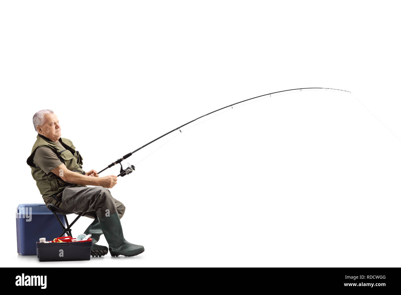 A piena lunghezza shot di un pescatore su una sedia con una canna da pesca in attesa di una cattura isolati su sfondo bianco Foto Stock