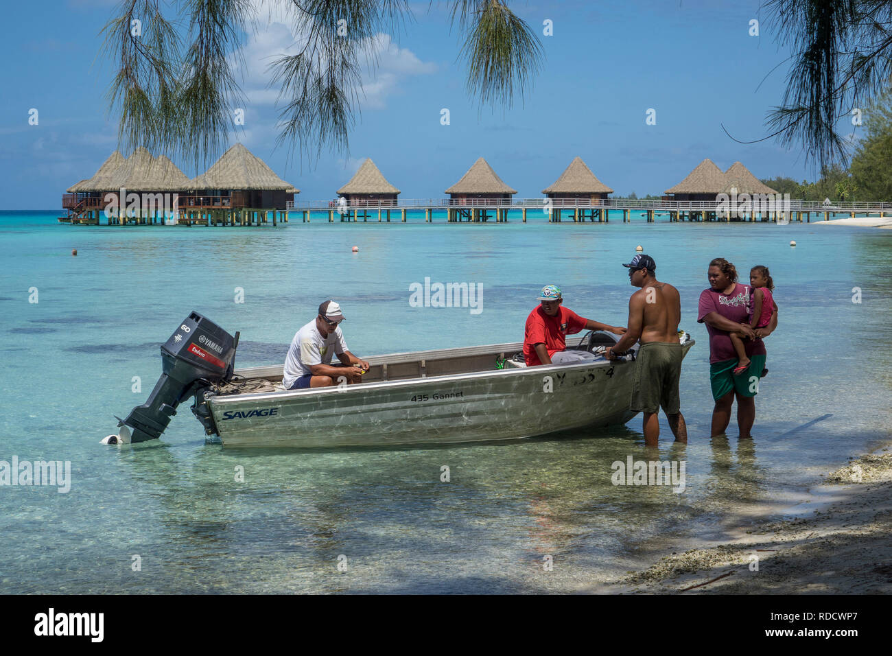 Polinesia francese, Rangiroa Atoll, barca sulla spiaggia Foto Stock