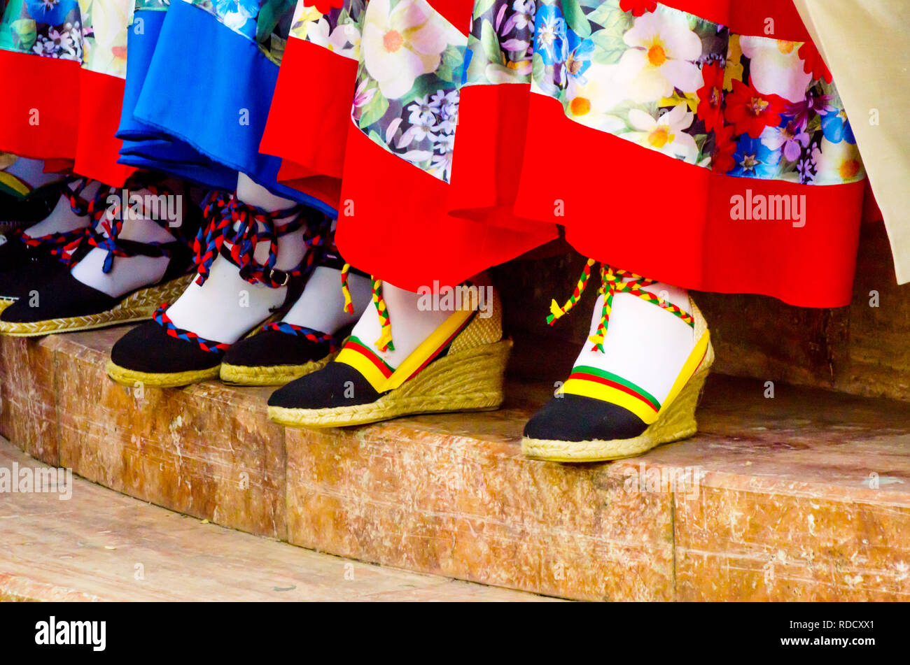 Tradizionali scarpe colorate per usi e costumi in Spagna, scarpe da ballo,  " espadrilles Foto stock - Alamy