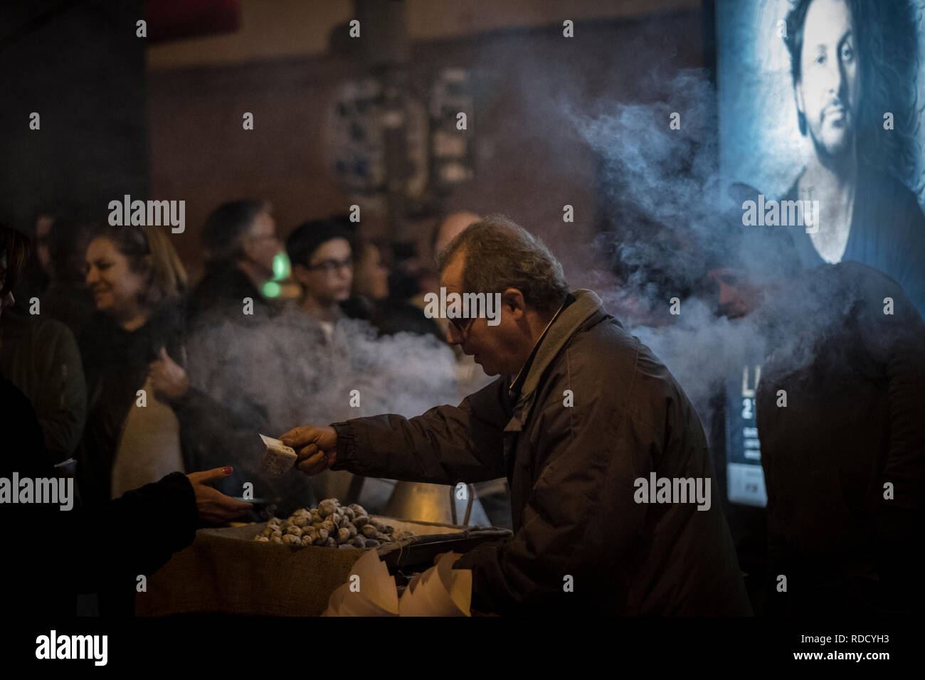 Lisbona, Portogallo - 10 dicembre 2016: castagne street venditore nel centro cittadino di Lisbona Foto Stock