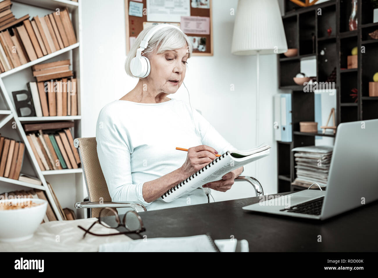 Consapevole donna matura il completamento delle attività in cinese Foto Stock