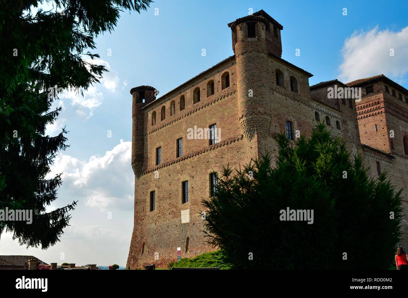 Grinzane Cavour, Piemonte, Italia. Luglio 2018. Il maestoso castello fatto di mattoni rossi. Altamente visibile, è un punto di riferimento per questa piccola città. Ho Foto Stock