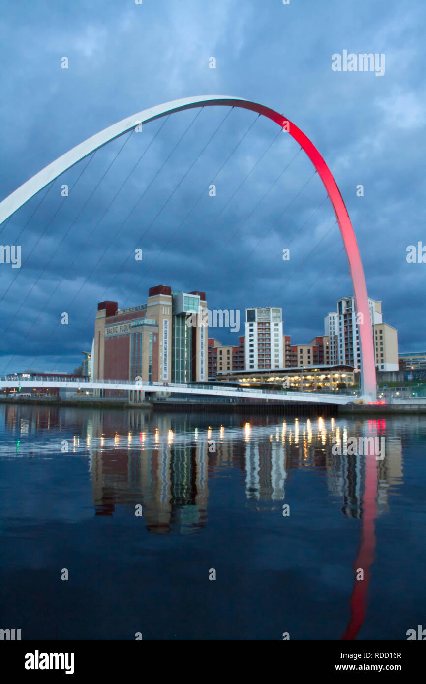 Gateshead Millennium Bridge con Centro Baltico Foto Stock