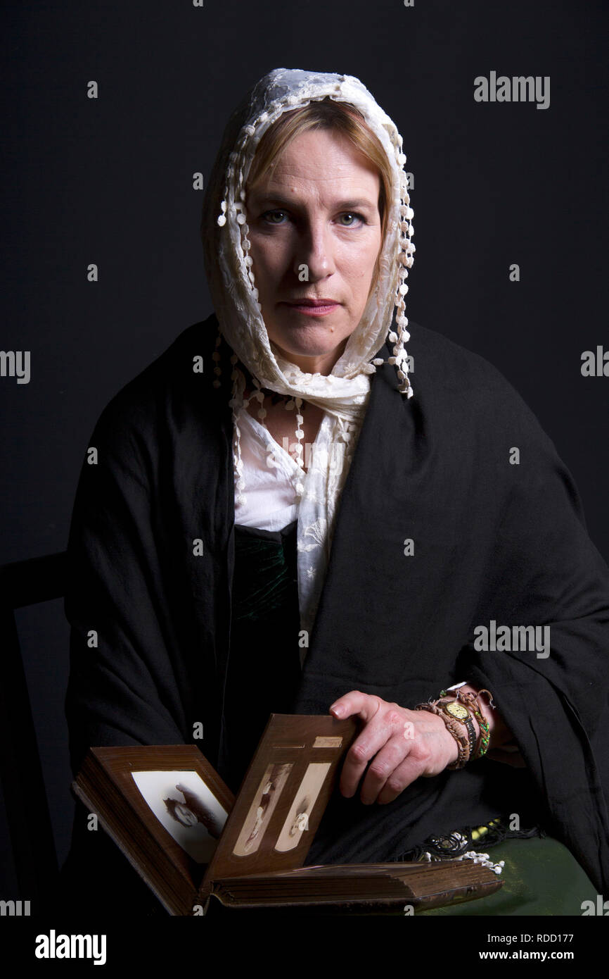 Signora nel XIX secolo Dickensian / costume Vittoriano Foto Stock