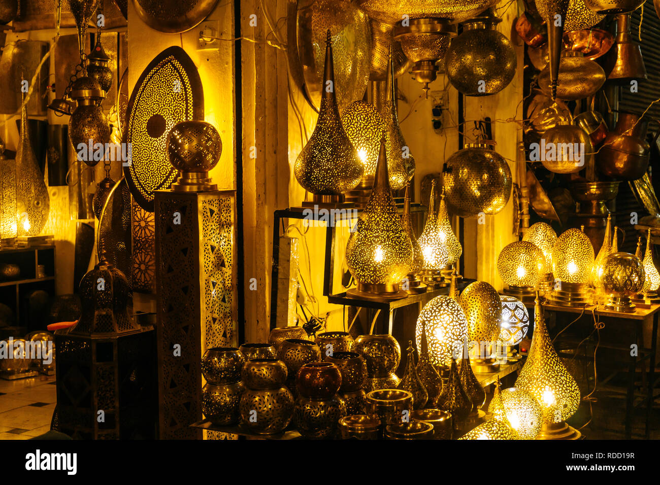 Lanterna marocchina e della lampada nel mercato a medina di Marrakech,  Marocco Foto stock - Alamy