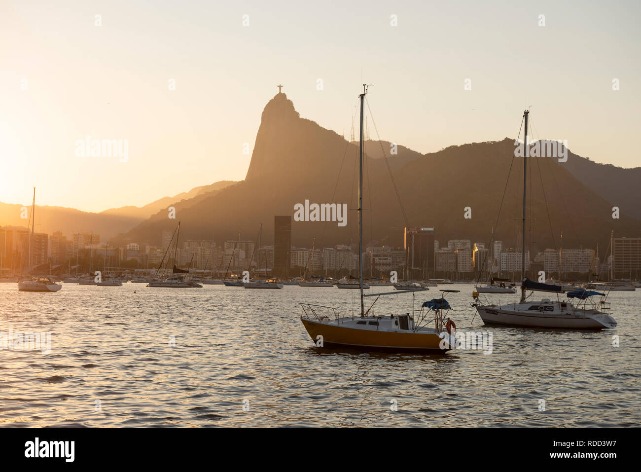 Barche ormeggiate a Baía de Guanabara, Rio de Janeiro, Brasile Foto Stock