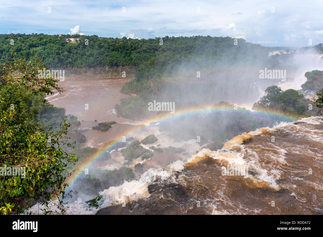 Rainbow su cascate di Iguazu Falls Foto Stock