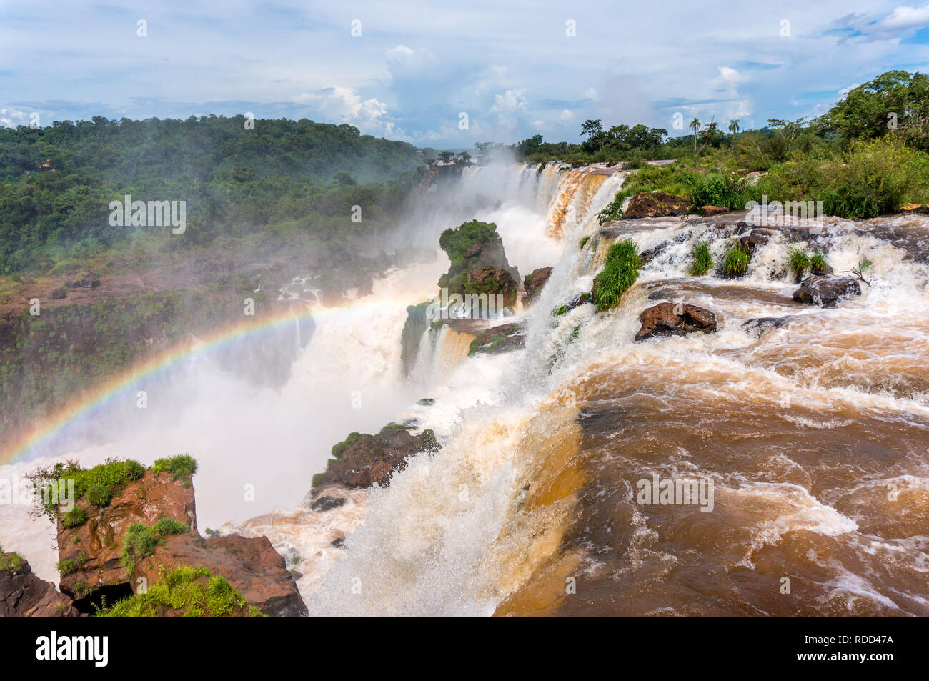 Rainbow su cascate di Iguazu Falls Foto Stock