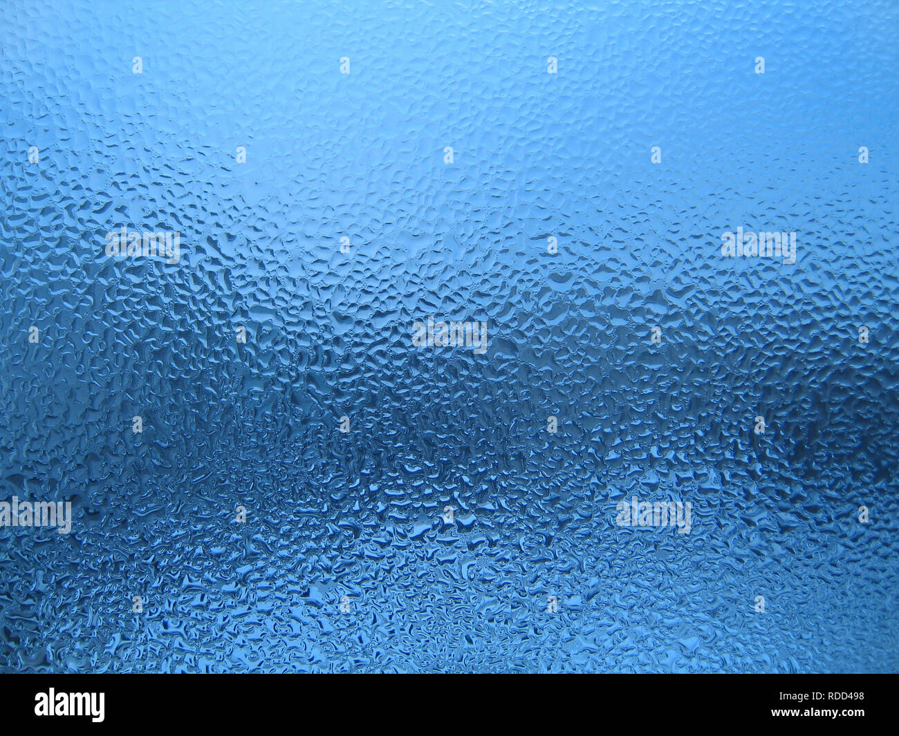 Acqua naturale Acqua gocce sul vetro del finestrino Foto Stock