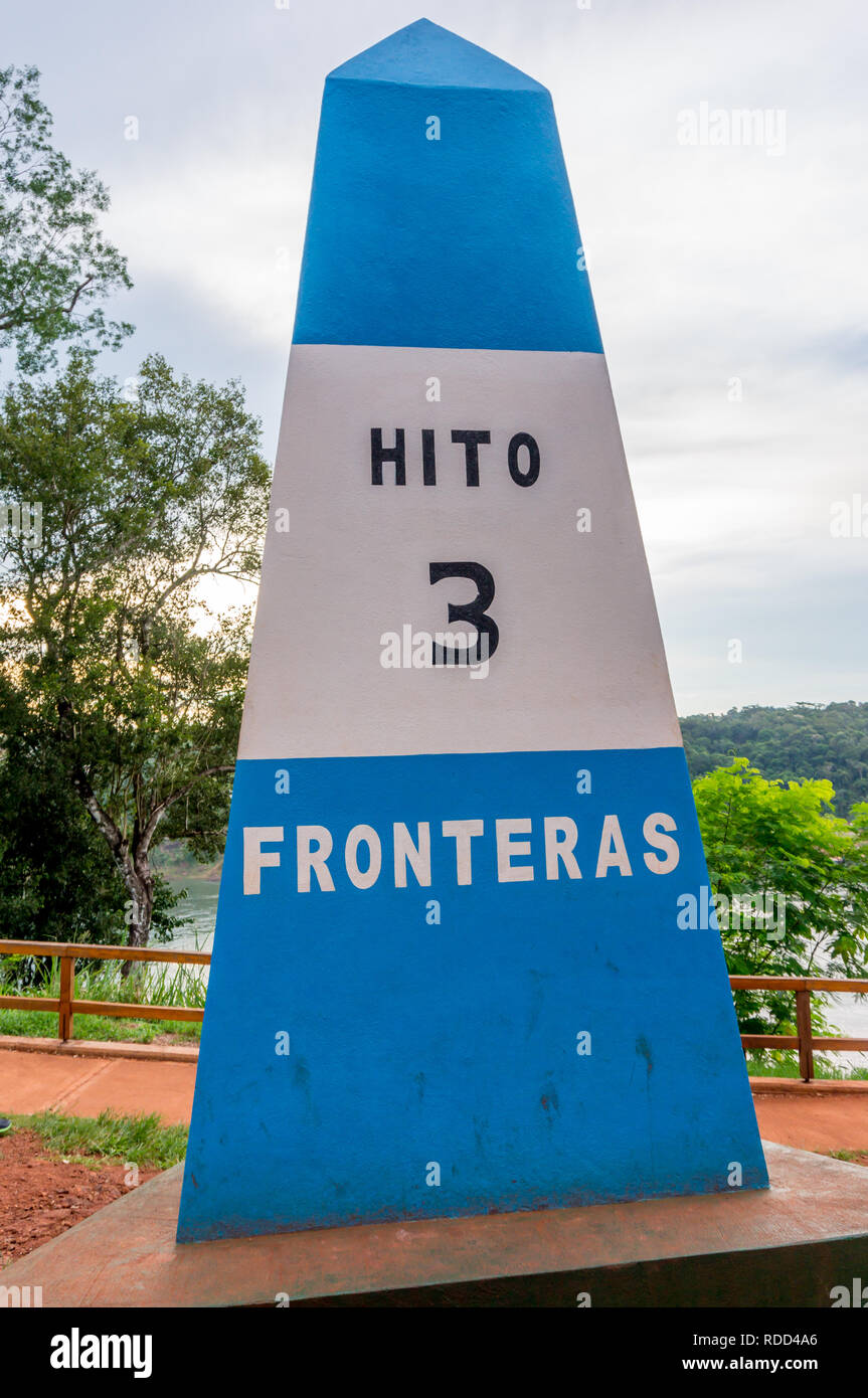 Hito 3 Fronteras (Triple monumento di frontiera) in Puerto Iguazú (Argentina) che segna il confine tra Argentina e Brasile e Paraguay Foto Stock