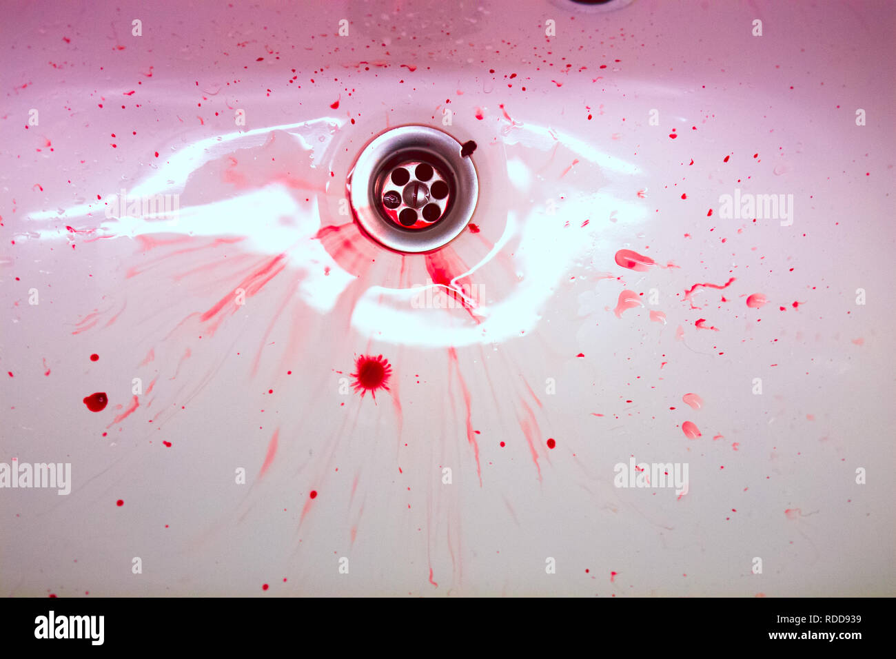Bianco lavello in ceramica con il rosso delle macchie di sangue. Il concetto di sanguinosi Foto Stock