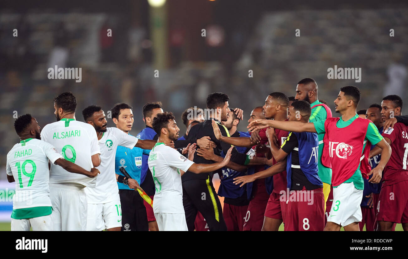 Il 17 gennaio 2019 : Saudia Arabia e Qatar team in una piccola rissa durante l Arabia Saudita v Qatar all'Zayed Sport City Stadium di Abu Dhabi, Emirati arabi uniti, AFC Asian Cup, Asian campionato di calcio. Ulrik Pedersen/CSM. Foto Stock