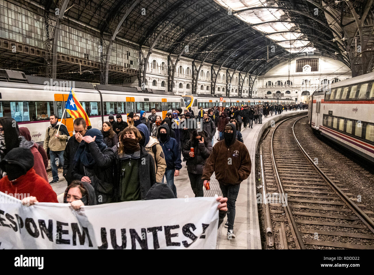 Il catalano gli indipendenti sono visti con un banner in binari del treno della stazione di Francia a Barcellona durante la protesta. Alla fine di una giornata di arresti compiuti dalla polizia spagnola in Girona tra pro-indipendenza sostenitori erano diverse mobilitazioni popolari che sono state organizzate nella parte anteriore della polizia commissars esigente la libertà dei detenuti e la libertà di espressione. A Barcellona la protesta si è conclusa da protester occupando i binari della stazione di Francia. Foto Stock