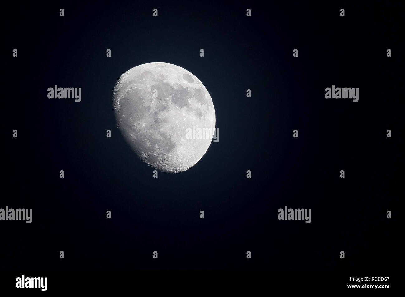 Kidderminster, Regno Unito. Il 17 gennaio, 2019. Regno Unito meteo: dopo una giornata fredda e molto poco il cloud vi è una buona visibilità come la Luna entra in una ceratura Gibbous fase. Questa fase è quando la luna è più di 50% è accesa ma non ancora una luna piena. Credito: Lee Hudson/Alamy Live News Foto Stock