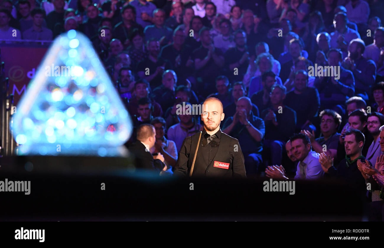 Alexandra Palace di Londra, Regno Unito. Xvii gen, 2019. Dafabet Masters Snooker, quarti di finale; Luca Brecel versus Ding Junhui; Luca Brecel arriva in arena Credito: Azione Sport Plus/Alamy Live News Foto Stock