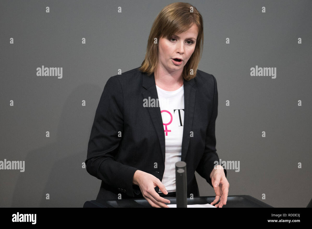 Berlino, Germania. Xvii gen, 2019. Gyde Jensen (FDP) parla nella sessione plenaria del Bundestag tedesco. Gli argomenti principali della 74a sessione del XIX periodo legislativo sono il progetto di legge del governo federale per i miglioramenti in medicina dei trapianti, il Brexit diritto transitorio e la prevista modifica dell'immissione federale atto di controllo per evitare di divieti di circolazione. Credito: Carsten Koall/dpa/Alamy Live News Foto Stock