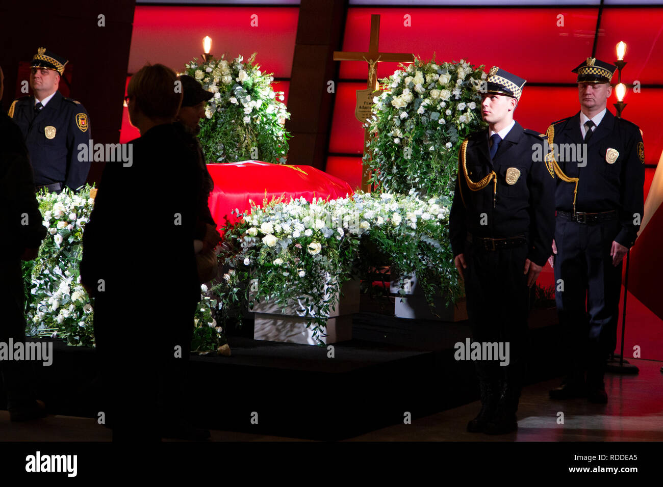 Gdansk, Polonia il 17 gennaio 2019. Una bara con il corpo del sindaco di Danzica, Paweł Adamowicz. I residenti di dire addio. Credito: Slawomir Kowalewski/Alamy Live News Foto Stock