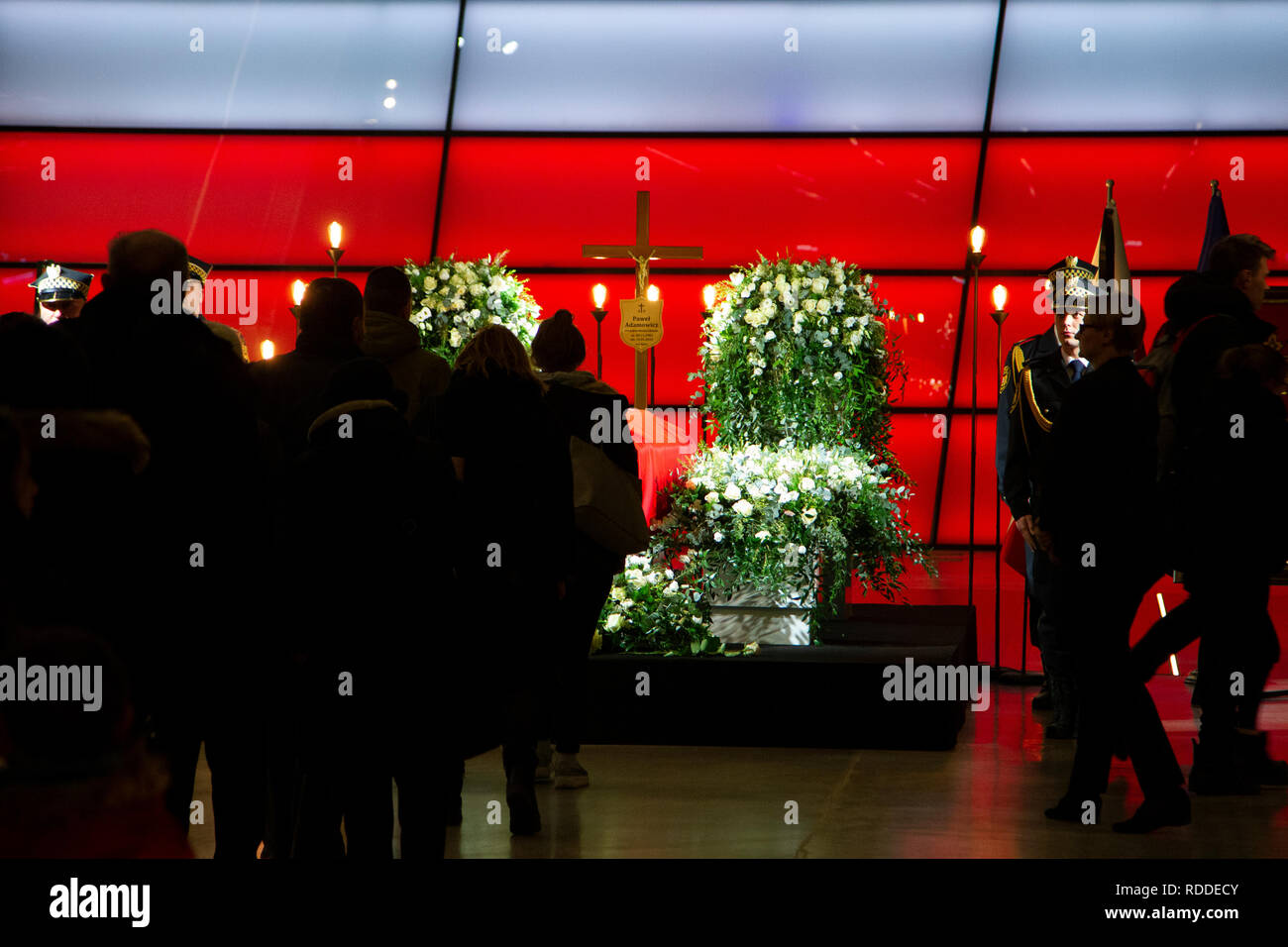 Gdansk, Polonia il 17 gennaio 2019. Una bara con il corpo del sindaco di Danzica, Paweł Adamowicz. I residenti di dire addio. Credito: Slawomir Kowalewski/Alamy Live News Foto Stock
