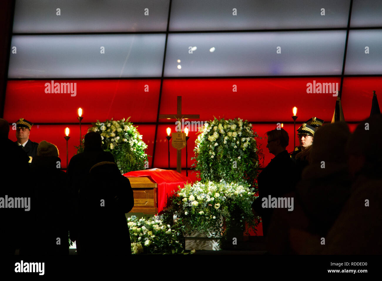 Gdansk, Polonia il 17 gennaio 2019. Una bara con il corpo del sindaco di Danzica, Paweł Adamowicz. I residenti di dire addio. Credito: Slawomir Kowalewski/Alamy Live News Foto Stock