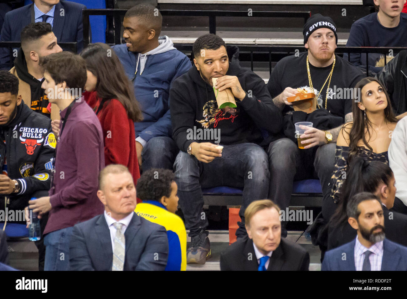 Londo , REGNO UNITO. Il 17 gennaio 2019. Troy Deeney (C), Watford calciatore, orologi una NBA gioco di basket NBA, Londra 2019, tra Washington Wizards e New York Knicks all'Arena O2. Punteggio finale: procedure guidate 101 Knicks 100. Credito: Stephen Chung / Alamy Live News Foto Stock