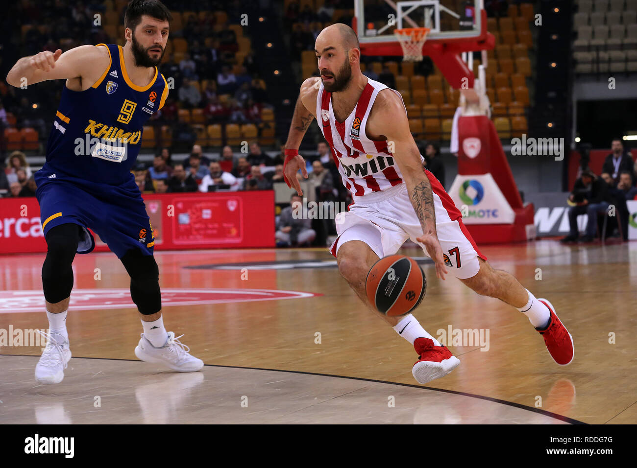 Atene, Grecia. Xvii gen, 2019. Vassilis Spanoulis (R) di Olympiacos Pireo aziona la palla durante la stagione regolare il match in Eurolega di basket torneo tra la Grecia Olympiacos Pireo e della Russia BC Khimki a Atene, Grecia, a gennaio 17, 2019. Credito: Marios Lolos/Xinhua/Alamy Live News Foto Stock